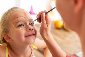 Professional Entertainers, face painter, balloon artist, hypnotist